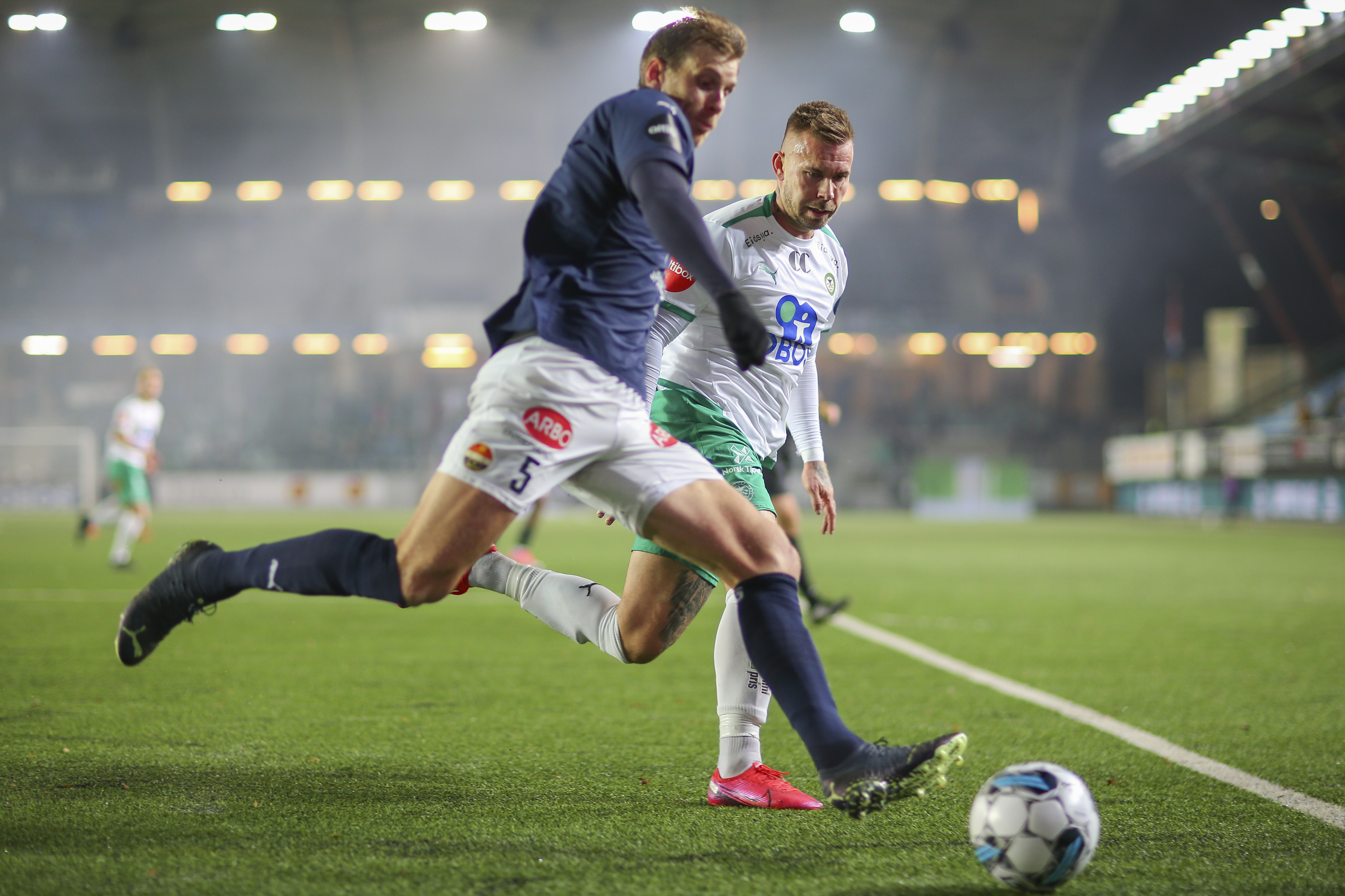 Fotballduell ved sidelinjen