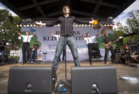 Artist med åpne armer på festivalscene