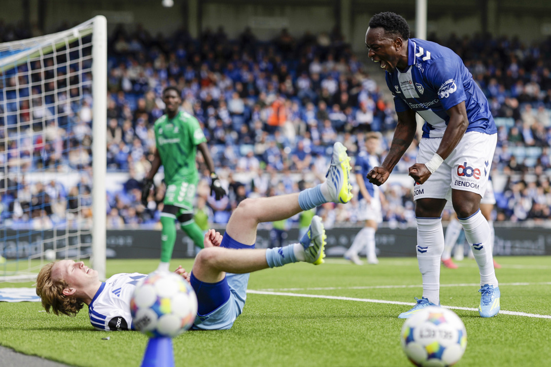 Fotballspiller jubler ved målområdet