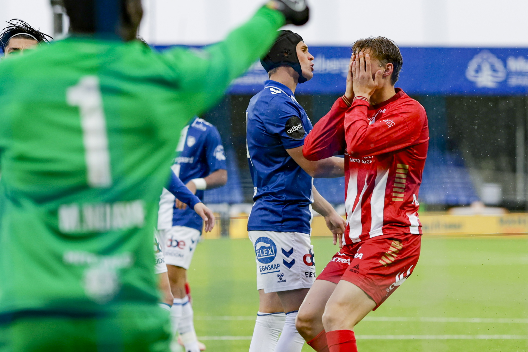 Fotballspiller holder hendene foran ansiktet etter sjanse