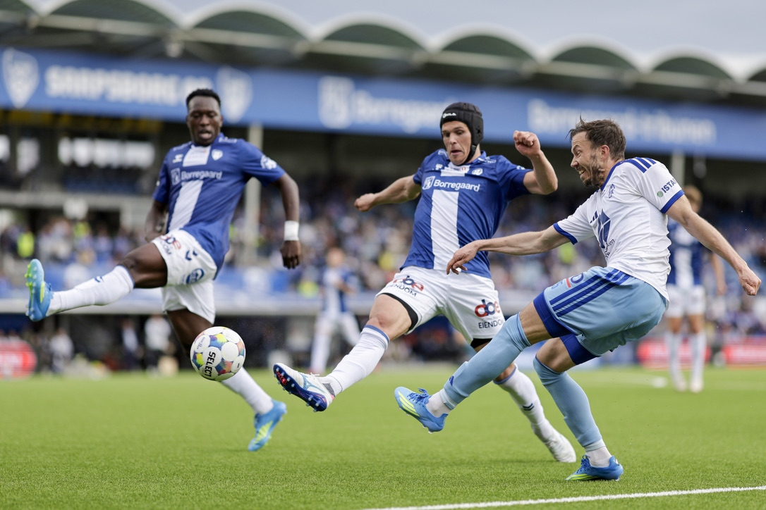 Fotballspillere i duell ved sidelinjen